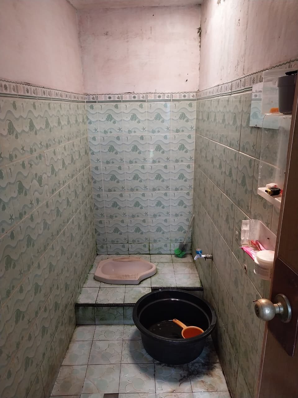 Kamar mandi Homestay Ibu Hindun