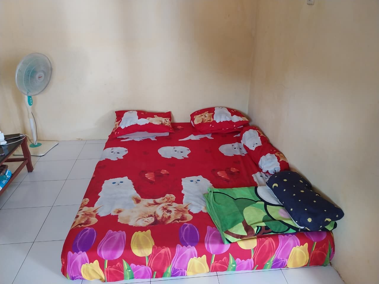 Kamar tidur Homestay Ibu Hindun