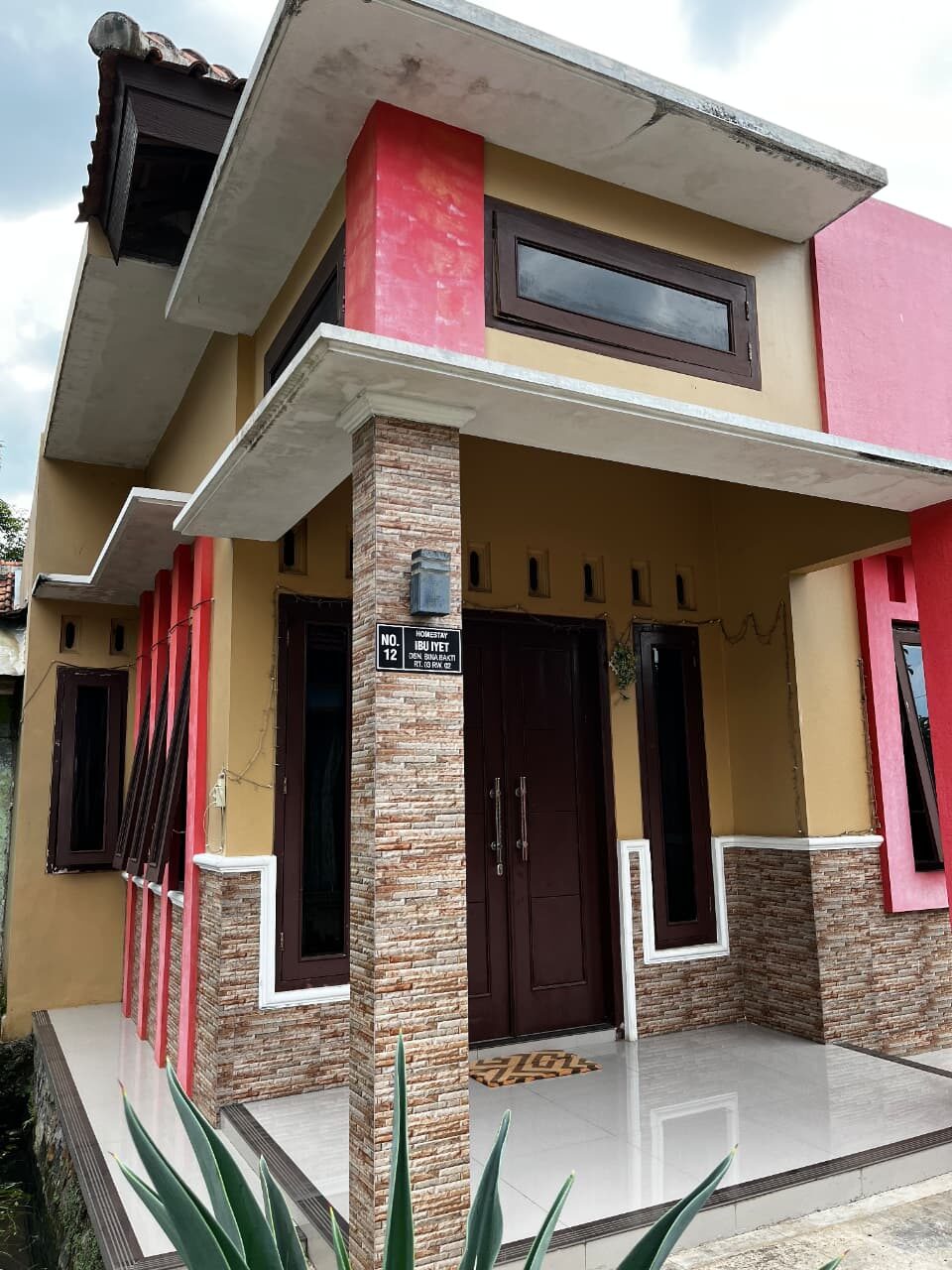 Tampak depan Homestay Ibu Iyet