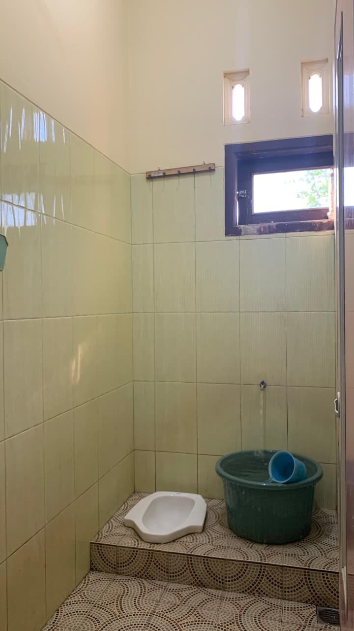 Kamar mandi Homestay Ibu Iyet