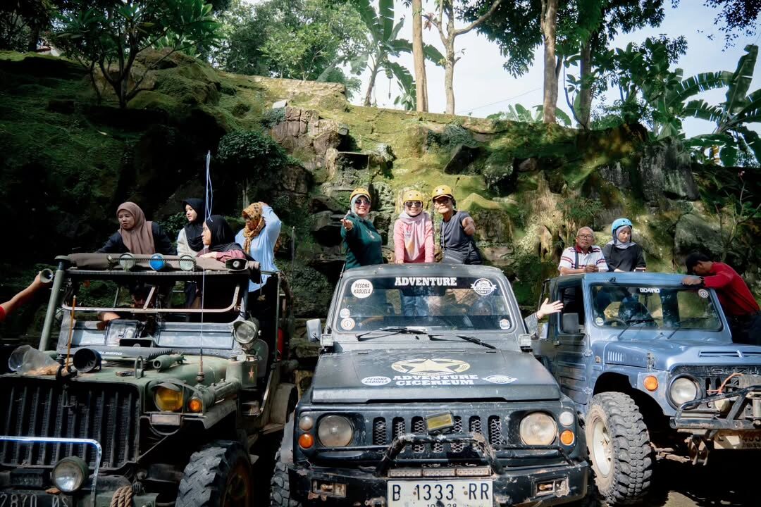 Jeep melintasi jalur wisata