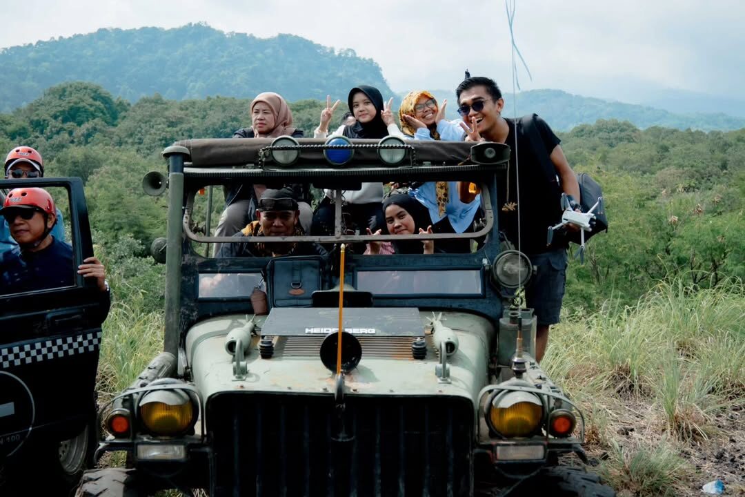 Perjalanan jeep di kawasan terbuka