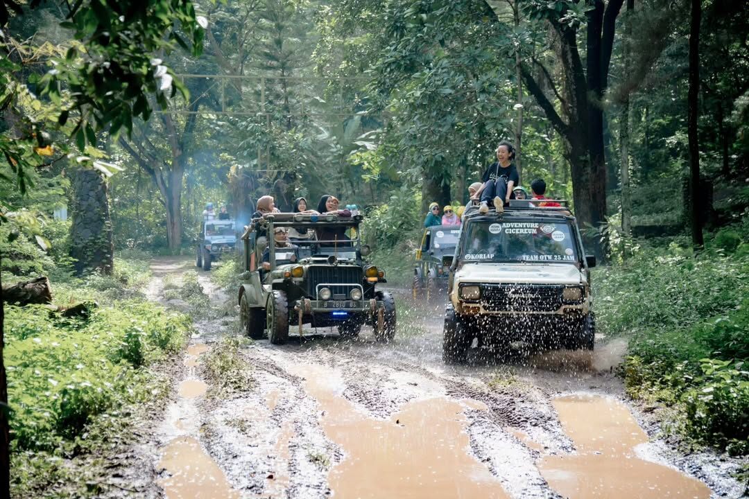 Jeep di rute perjalanan desa