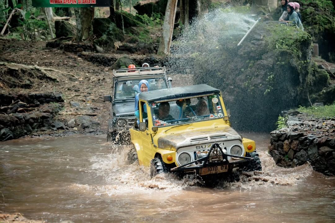 Kendaraan untuk kegiatan Jeep Tour