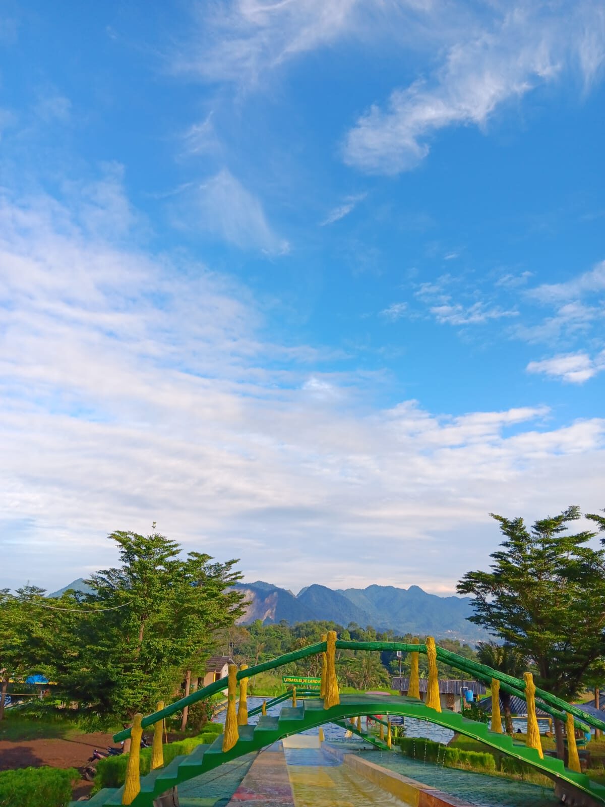 Kolam renang dan area rekreasi Side Land