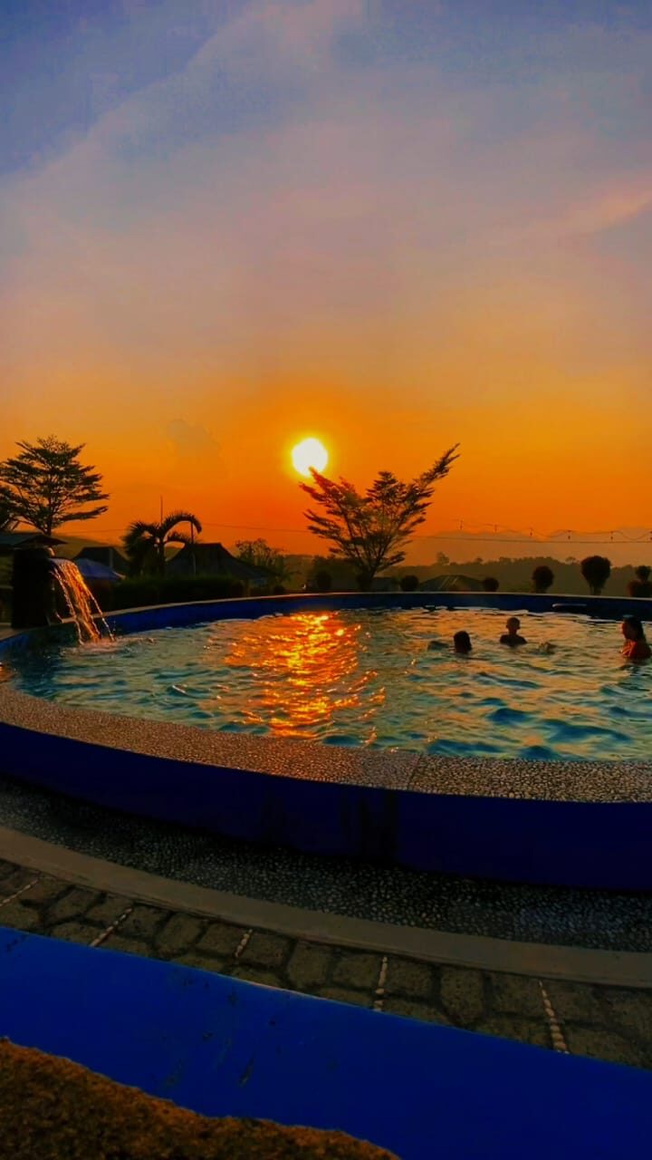 Suasana kolam untuk rekreasi keluarga