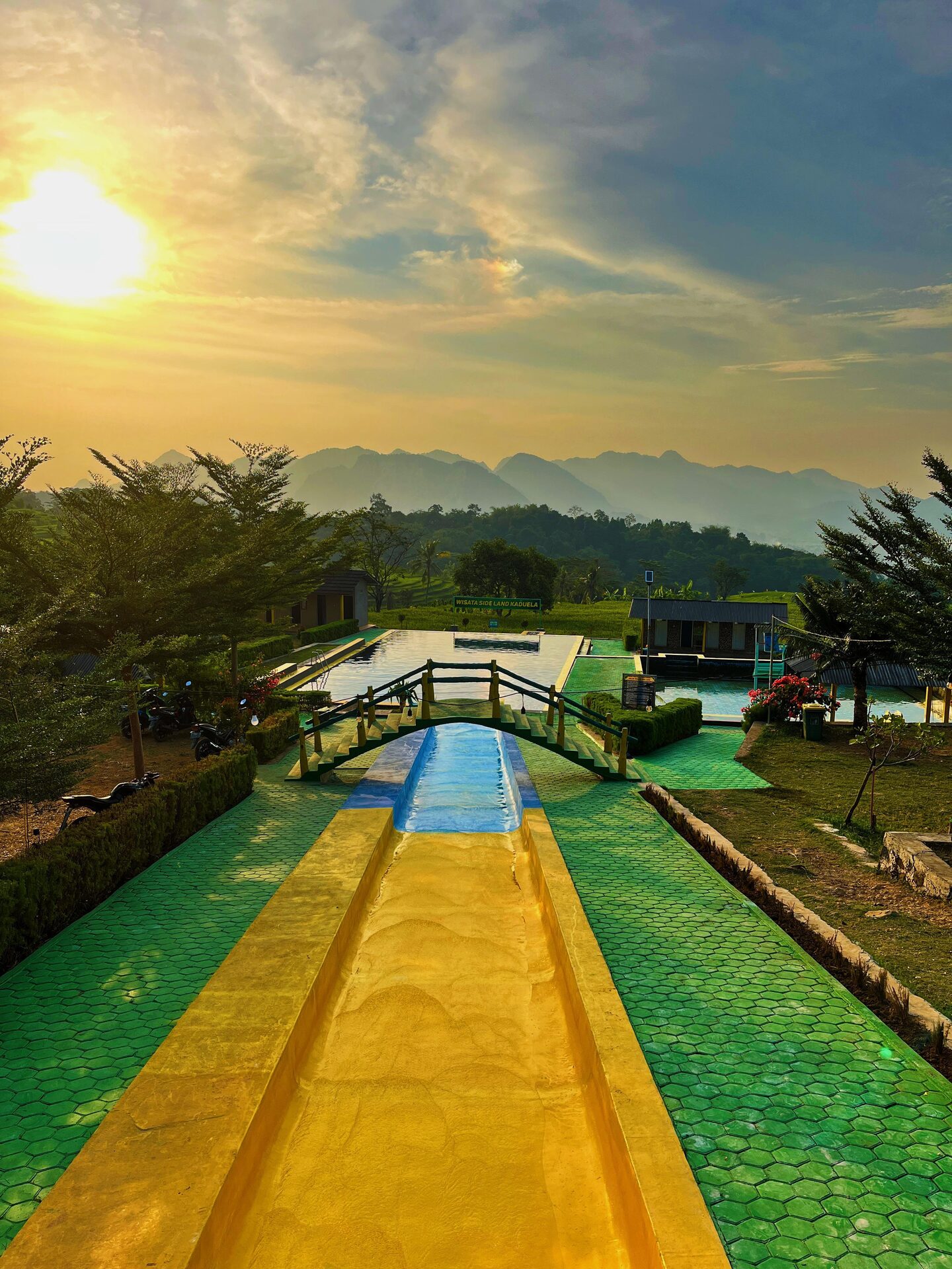 Area kolam dan tempat beristirahat