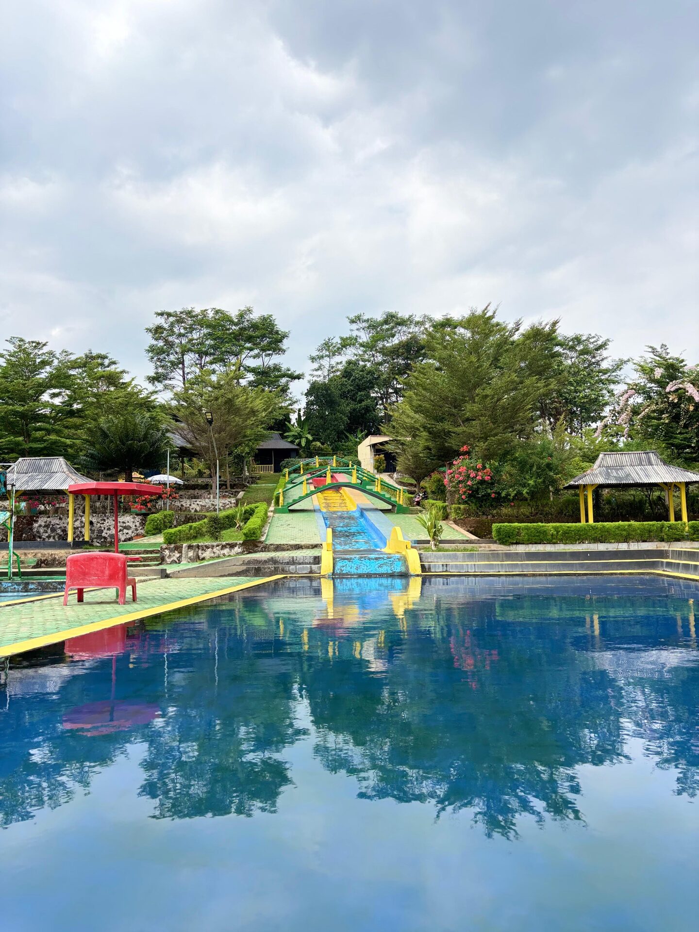 Area rekreasi dengan fasilitas kolam