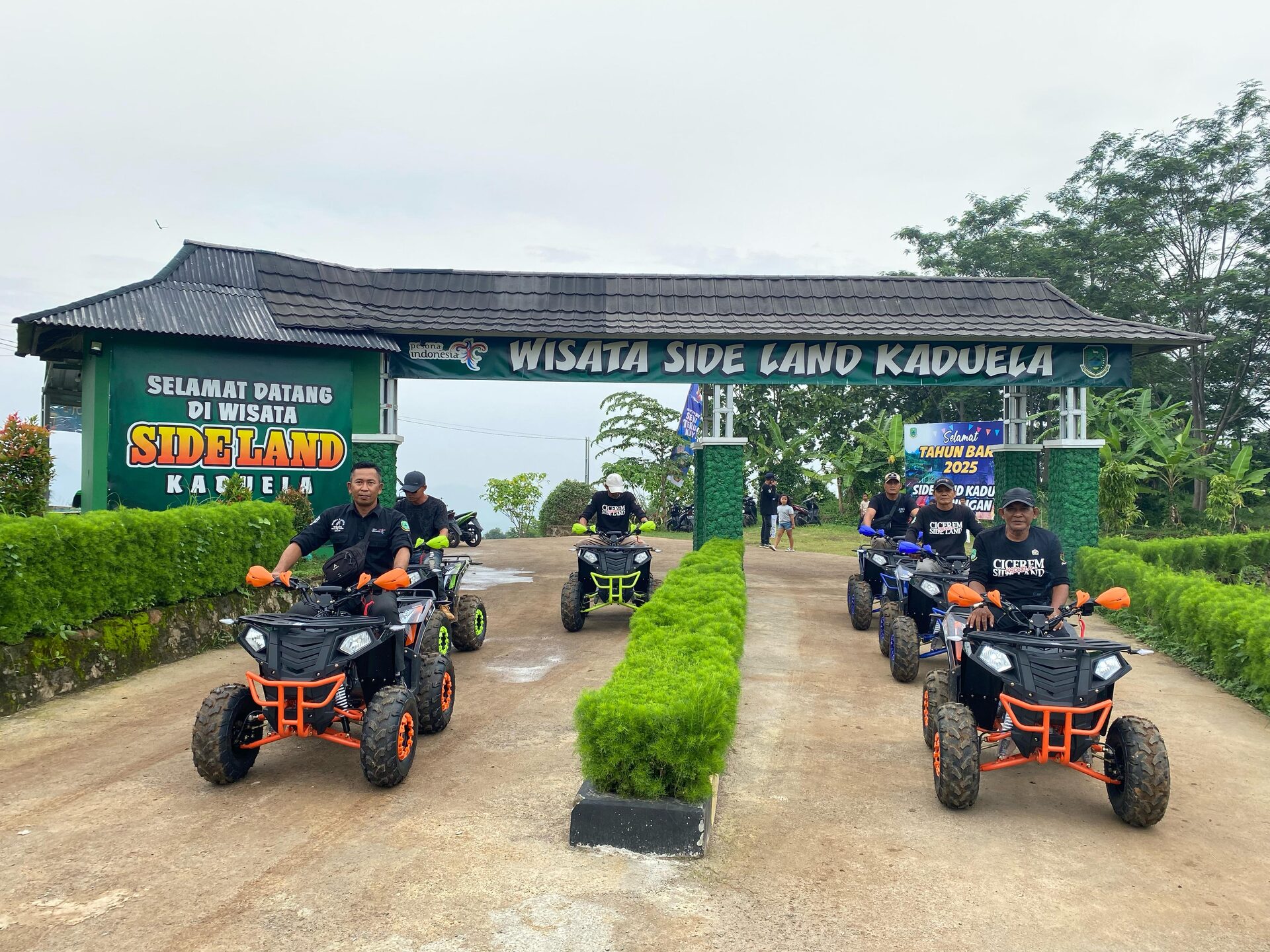 Kolam renang dan area rekreasi Side Land Kaduela