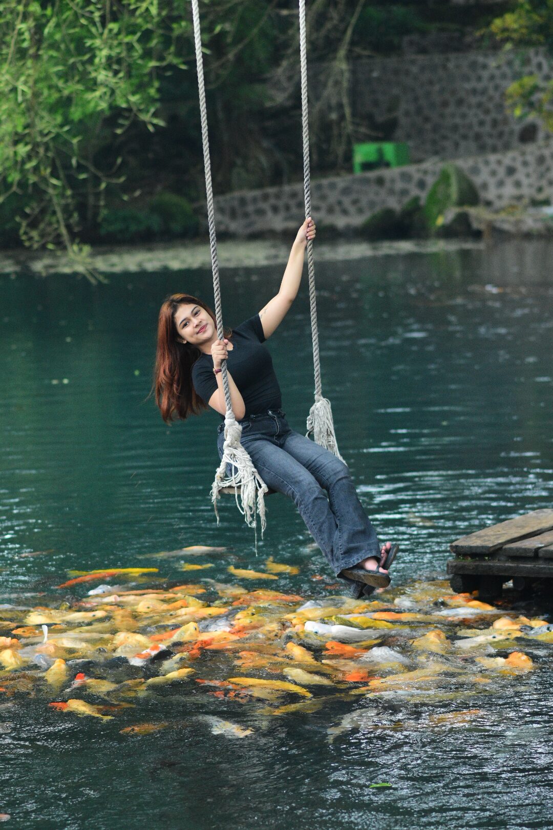 Lanskap hijau di sekitar telaga