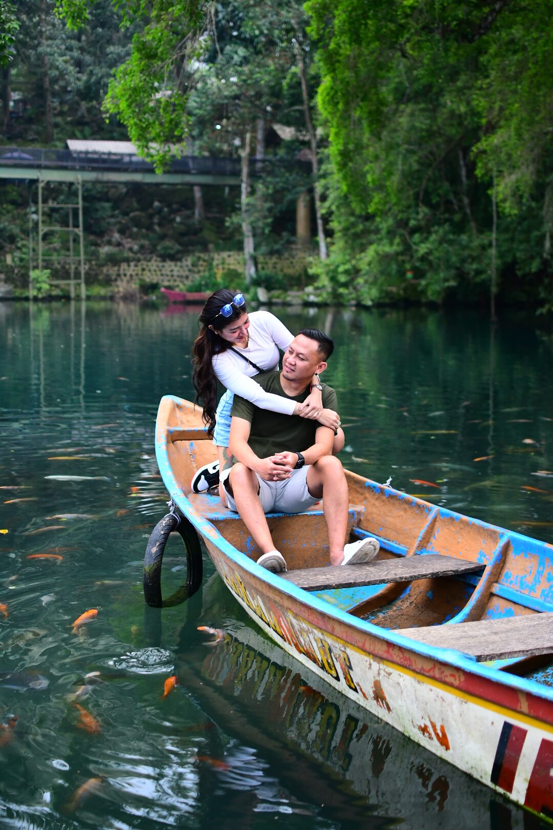 Telaga dengan latar pegunungan
