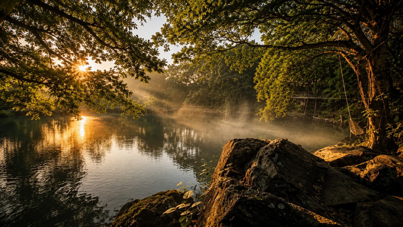 Pemandangan telaga dan pepohonan